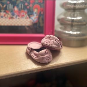 Infant UGG leather loafer pale pink